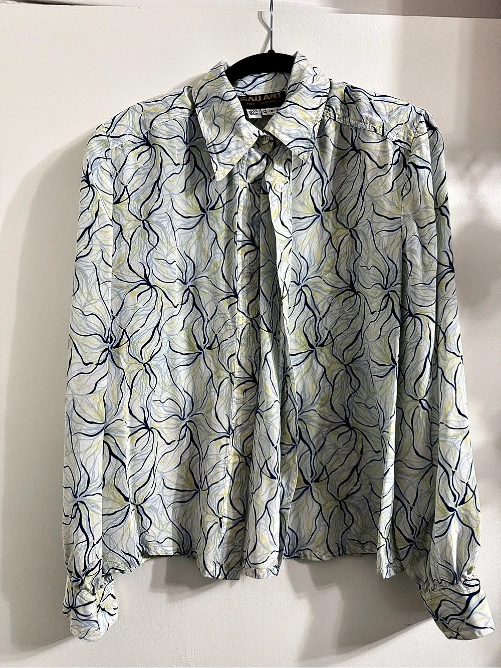 Gallant is 100% Silk Abstract Print Button Down Size 8 Like New